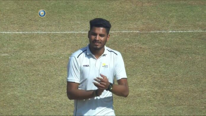 Vijay Hazare Trophy 2021 Vaibhav got hat-trick in his debut match Latest Sports News in Hindi