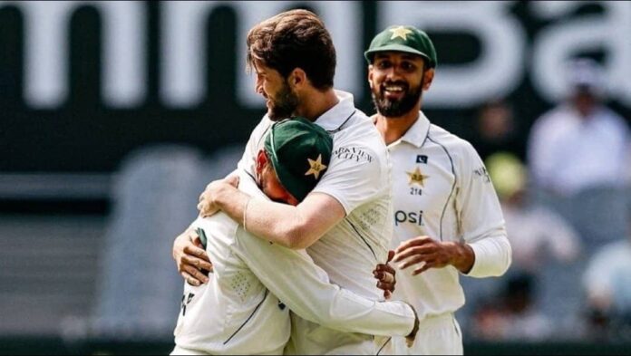 AUS vs PAK 2nd test day 2, Australia lost 7 wkts for 131 runs in first session, were all uot for 318 in their first inning